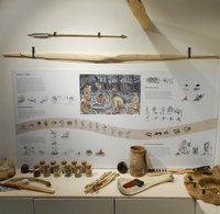Tafel f&uuml;r eine Steinzeitausstellung (Floriansdorf, KiEZ am Filzteich)